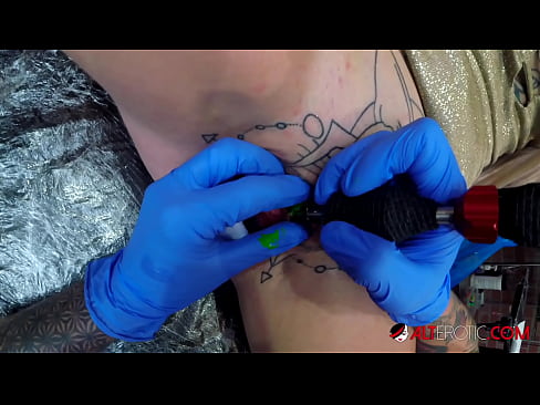 ❤️ Estremamente tatuato hottie Sully Savage ottenuto un tatuaggio sul suo clitoride ❤️ Porno duroal it.pornoxlxx.ru ❤️